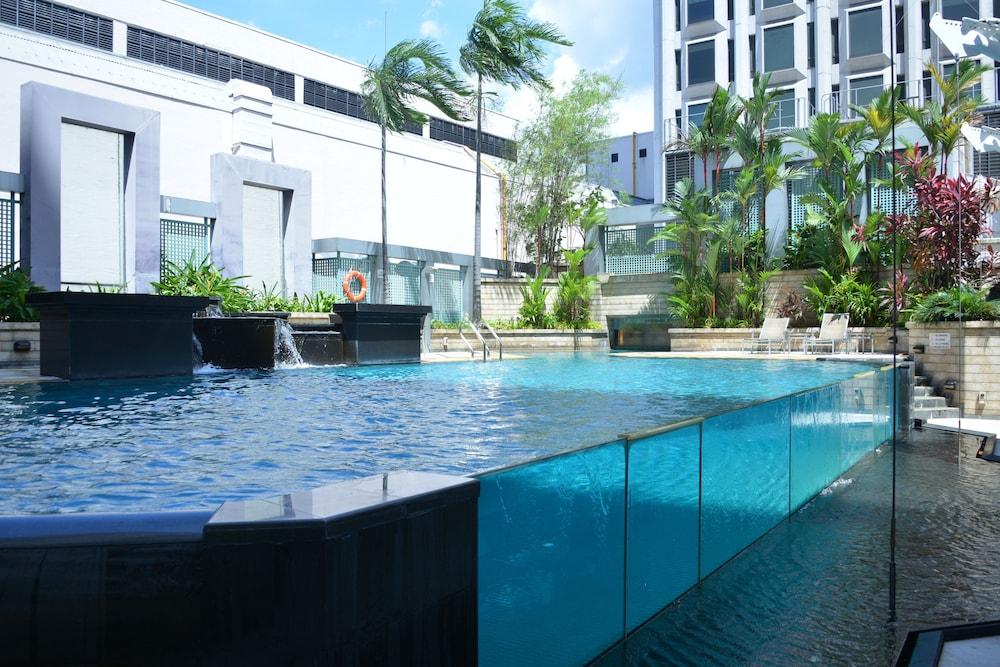 Wyndham Singapore Hotel Экстерьер фото The swimming pool at the hotel